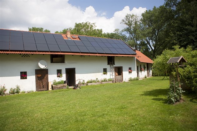 Elektřina zdražuje, fotovoltaických panelů na střechách domů přibývá