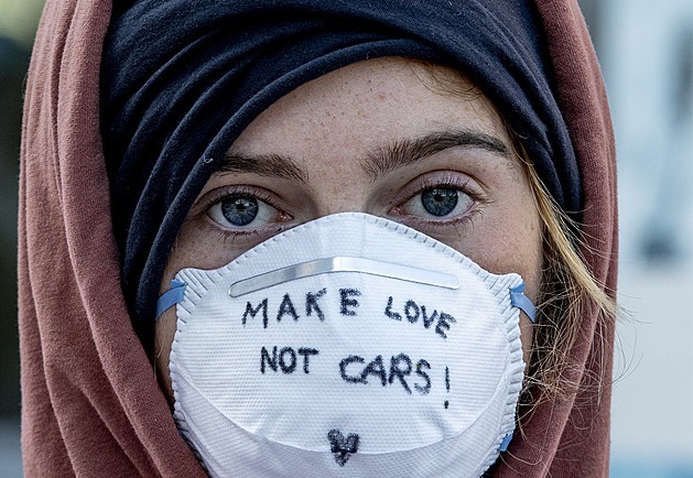 Ekologové vyhrožují německým automobilkám žalobami kvůli klimatu