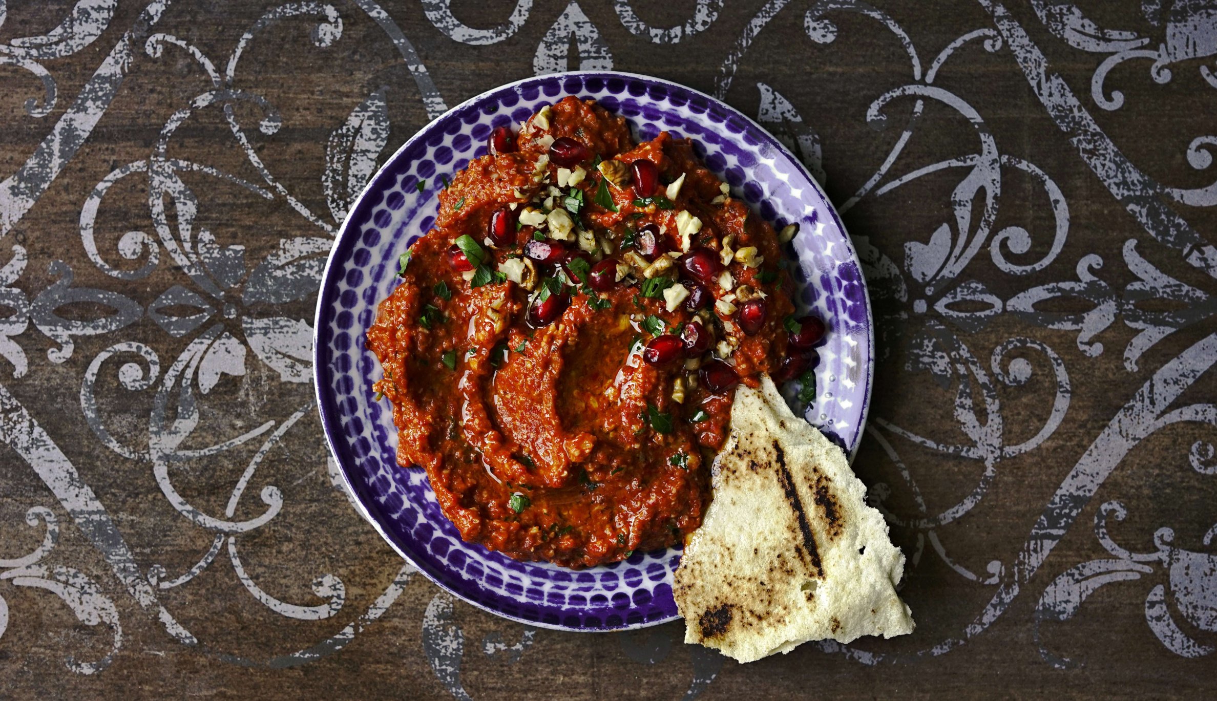 Blízkovýchodní studená večeře: dip z pečených paprik Muhammara. Vhodný  i pro vegany!
