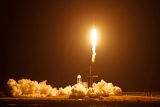 SpaceX vyslala na oběžnou dráhu poprvé v historii čtyřčlennou posádku bez profesionálního astronauta