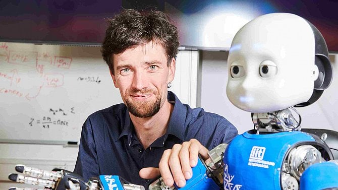 ČVUT si za 6,4 milionu pořídilo humanoidního robota iCub, pomůže s výzkumem mozku
