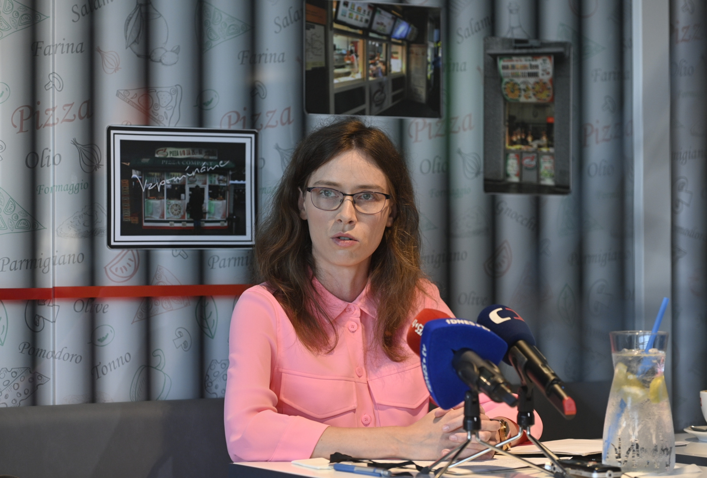 Poslanci odvolali Lipovskou z Rady ČT. Volný jednání proměnil v nedůstojnou frašku