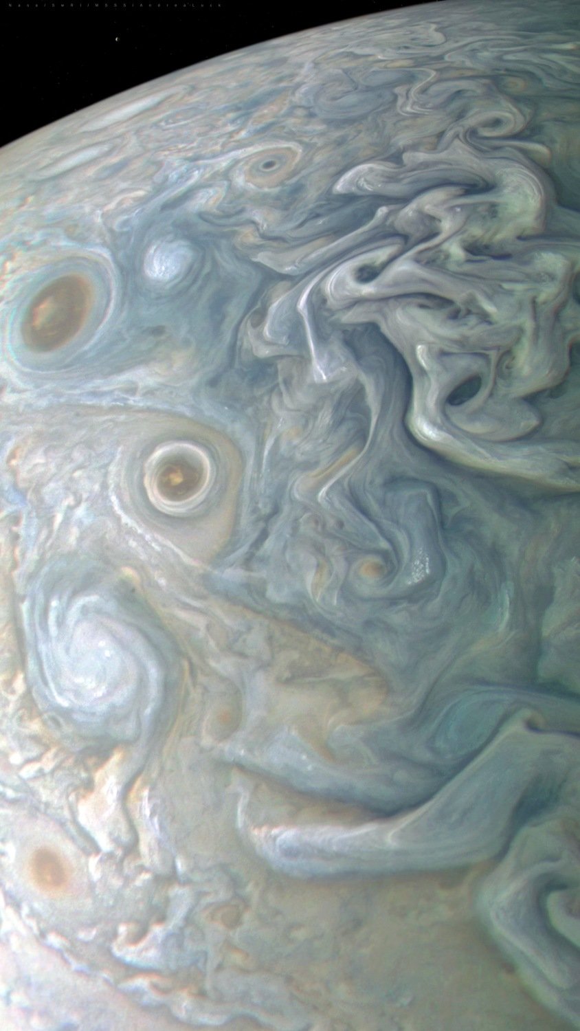 Čerstvé snímky Jupitera berou dech. Prohlédněte si krále planet zblízka