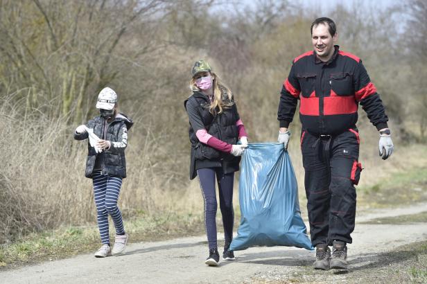 

Dobrovolníci uklízejí českou přírodu od odpadků, akcí jsou stovky

