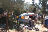 Nový uprchlický tábor v Řecku má lidem poskytnou dobré životní podmínky. Je obehnán ostnatým drátem