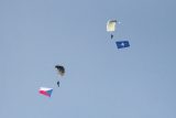 Seskoky padákem nebo bezpilotní letoun: Na Novojičínsku začaly Dny NATO. V okolí se tvoří kolony