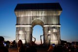 Zahalený Vítězný oblouk v Paříži se otevírá veřejnosti. Instalaci navrhl před 60 lety umělec Christo
