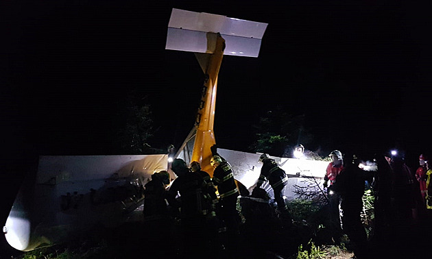 Na Českolipsku spadl malý letoun, záchranáři do nemocnice převezli dva lidi