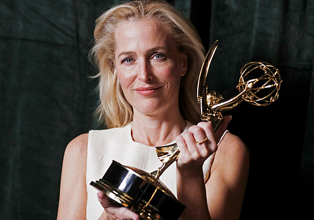 Seriál Koruna kraloval cenám Emmy, bodovala i Gillian Andersonová