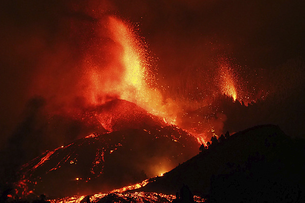 ŽIVĚ: Sopka na Kanárských ostrovech chrlí lávu a popel