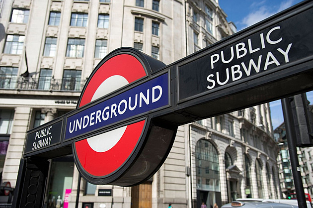 Covid vyplašil londýnské cestující, v metru se nedrží madel a víc padají