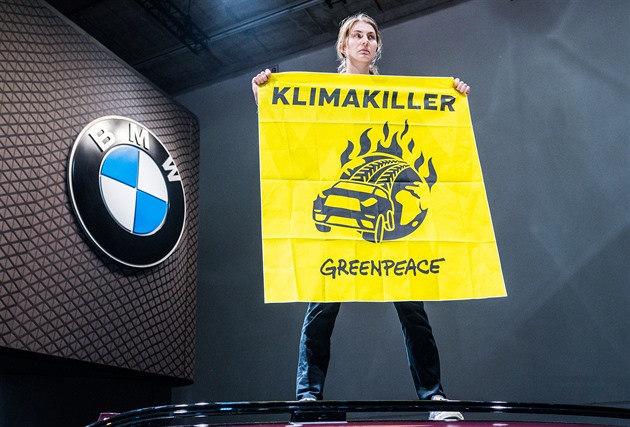 Ekologové žalují BMW a Mercedes kvůli výrobě aut se spalovacím motorem
