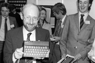 Barvy, software – a ta cena! Clive Sinclair dal světu počítačovou legendu