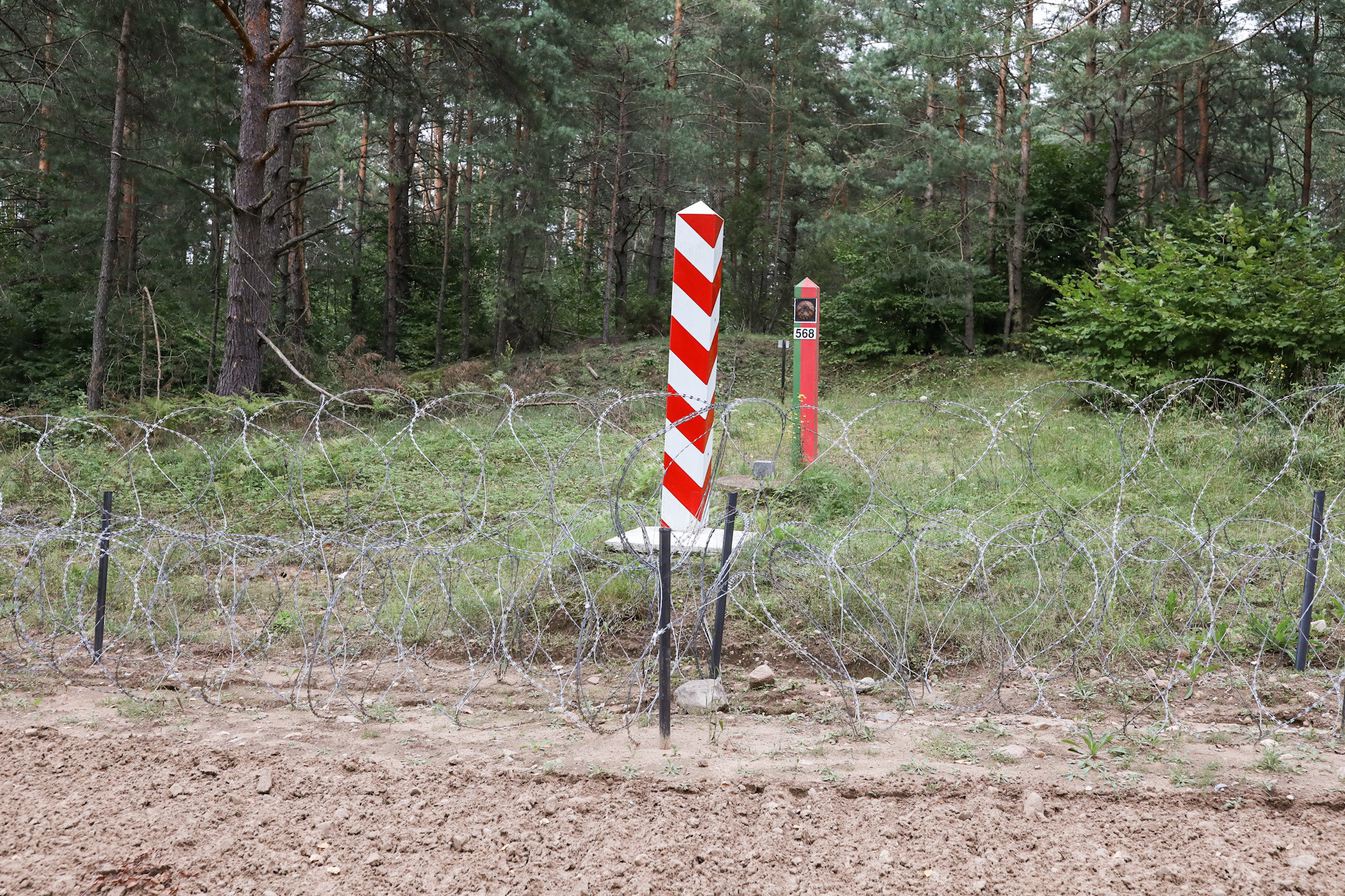 Ping-pong s lidmi na polsko-běloruské hranici. Lukašenko přiváží migranty, Poláci je vracejí, čtyři zemřeli