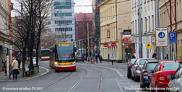 Chyták v nových otázkách pro autoškoly: tramvaj nemá vždy přednost