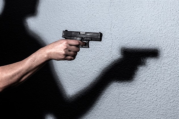 Recepční hotelu v Motole hrozil muž se zbraní v ruce, utekl s penězi