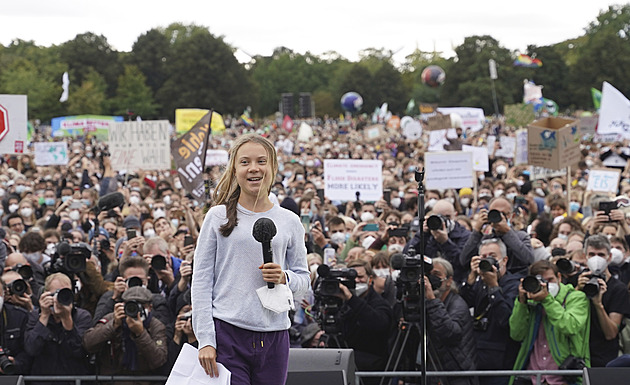 V Berlíně demonstrovaly desítky tisíc lidí za klima. Přijela i Thunbergová
