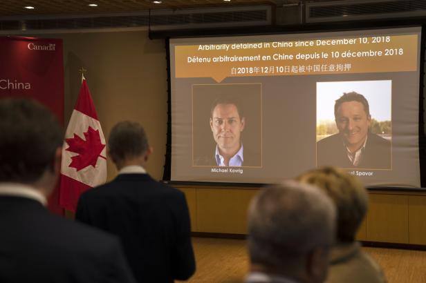 

Čínu po 1020 dnech opustili zadržovaní Kanaďané. USA předtím podmíněně propustily manažerku Huawei


