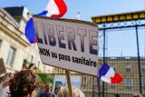 Tisíce lidí protestovaly nejméně ve třech evropských zemích proti covid pasům