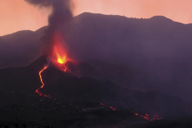

Ze svahů sopky na ostrově La Palma se dál valí láva. Letiště se vrátilo do provozu, zatím bez spojů

