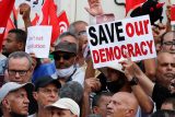 Odvolal premiéra, pozastavil ústavu. Tisíce Tunisanů demonstrovaly proti prezidentovi, jiní ho podporují