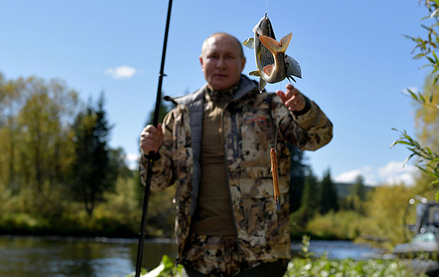 Putin ukončil samoizolaci. Na Sibiři lovil lososy a tradičně pózoval