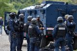 Bělehrad poslal na hranici s Kosovem obrněné vozy, šéfové diplomacie EU a NATO vyzývají k dialogu