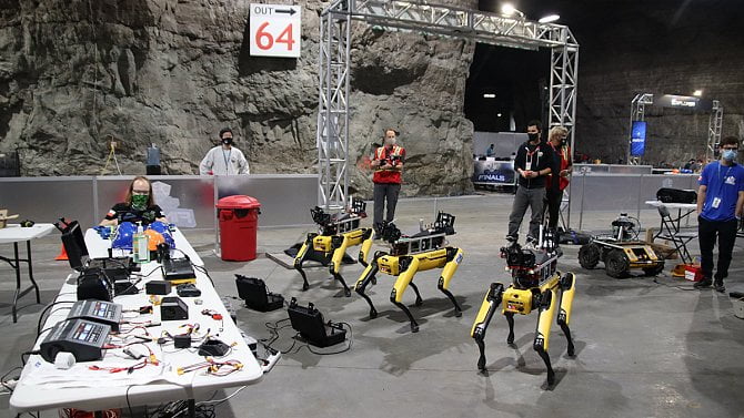 ČVUT skončilo druhé a šesté v robotické soutěži amerického ministerstva obrany