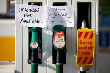 Je nám líto, benzin došel. Třetině britských čerpacích stanic chybí pohonné hmoty, vláda uvažuje o povolání armády