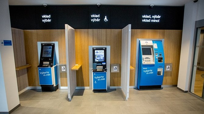 Kde ještě musíte platit za výběry z bankomatů?