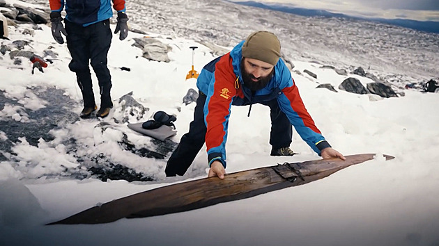VIDEO: Norští archeologové našli v ledu lyže staré 1 300 let. I s vázáním