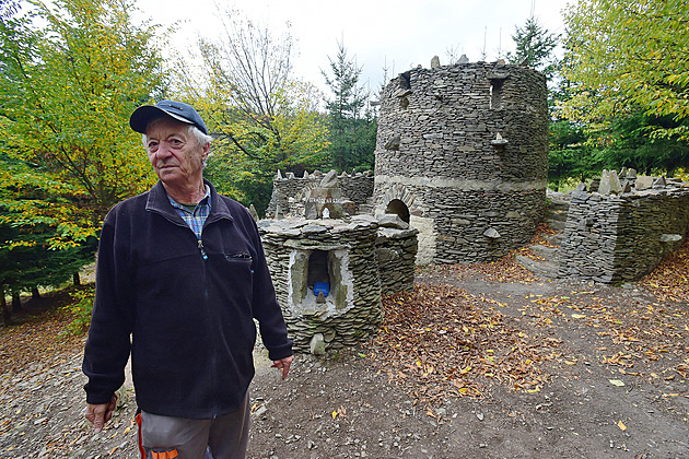 Deset let tahal kameny. Důchodce sám postavil v lese hrádek Špacírštejn