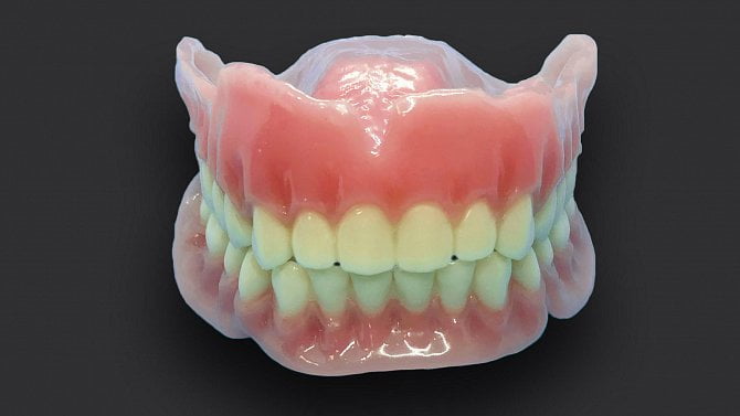 Zubní náhrady z 3D tiskárny jsou na setiny milimetru přesné. Česká firma chystá výrobu