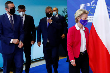 Nepřerušujte mě!&rdquo; Morawiecki se střetl s europoslanci, Varšavě hrozí finanční exit z EU