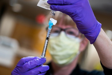 Do závodu o očkování proti covidu vstupuje nadějná Valneva. Je účinnější a méně riziková než AstraZeneca