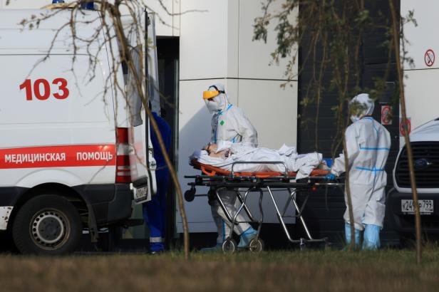 

Pandemie ve světě: Rusko má nejvíc zemřelých od začátku pandemie, britské zdravotnictví se blíží přetížení

