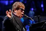 Elton John vydává nové album. Spolupracoval na něm i s Dua Lipou, Steviem Wonderem nebo Gorillaz