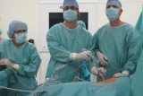 Lékaři v Motole poprvé v Česku transplantovali plíce pacientovi, kterému je poškodil covid-19