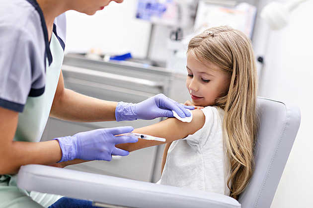 Naočkovat dítě před schválením vakcíny? Vojtěch je opatrně pro, lékaři se bojí