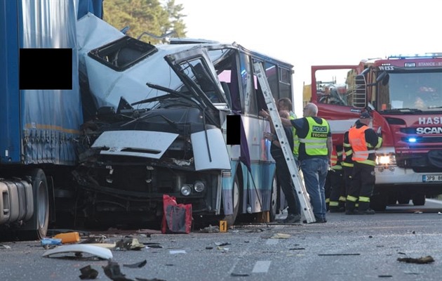 Řidič autobusu dostal za tragickou srážku s odstaveným kamionem podmínku