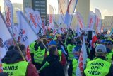 ‚Ruce pryč od Turówa.‘ Před českou ambasádou v Lucembursku protestovali polští odboráři