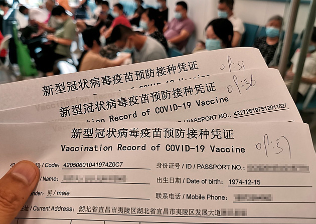 V Číně zadrželi matku dcery, která zemřela po očkování. Chtěla odpovědi