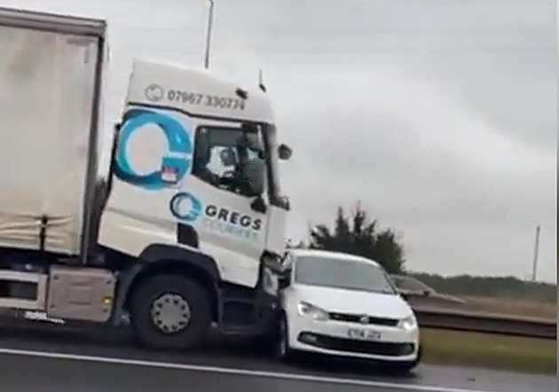 VIDEO: Kamion před sebou hrne osobák jako hračku. Řidič o něm neví