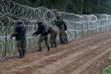 Deset tisíc vojáků bude hlídat polskou hranici s Běloruskem. O víkendu se ji pokusilo překročit 70 lidí