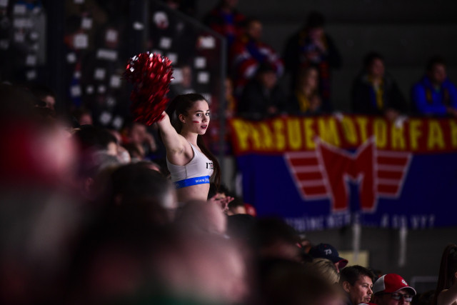 „Takhle skákej v posteli, ne na fotbale.“ Roztleskávačky v Česku čelí sexuálnímu obtěžování