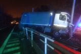 Nehoda popelářského auta zastavila v Podolí provoz tramvají. Řidič měl zřejmě mikrospánek