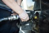Cena pohonných hmot v Česku po klesly, přičinil se o to přebytek ropy na trhu