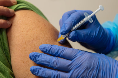 Do kina ani do obchodu. Německo zpřísňuje pravidla pro neočkované, vakcinace bude asi brzy povinná