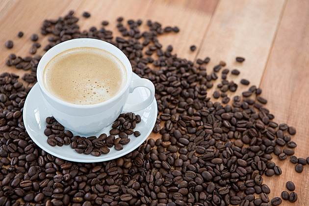Káva je nejdražší za poslední dekádu. Podle analytiků hned tak nezlevní