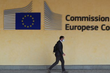 Za kartel při obchodování s měnami dala Evropská komise pěti bankám pokutu 344 milionů eur